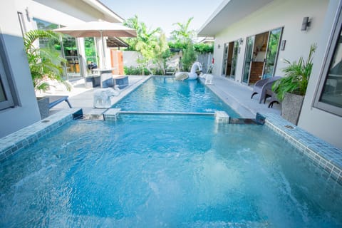 4-Bedroom Villa with Private Pool | In-room dining