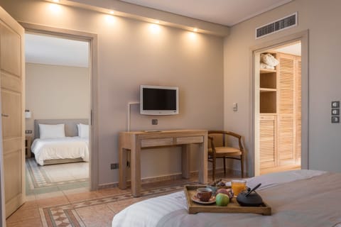 Family Suite (2 Interconnecting double rooms) | Premium bedding, minibar, in-room safe, desk