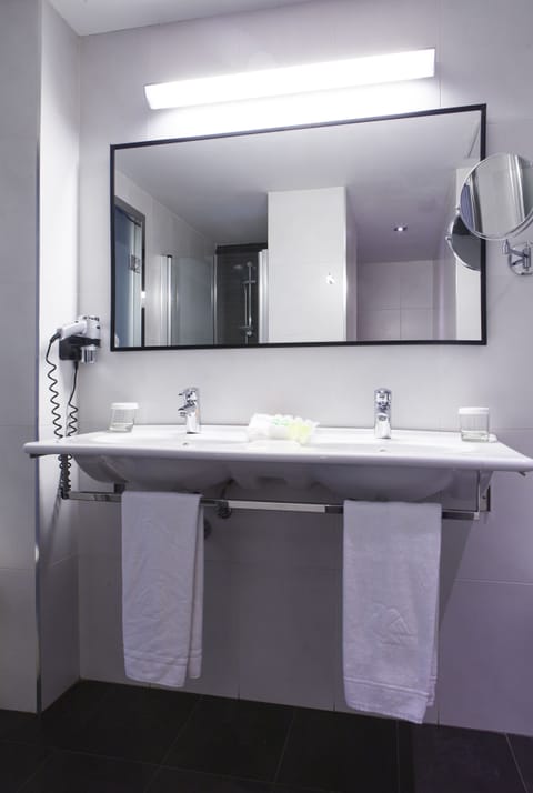 Standard Double Room | Bathroom sink