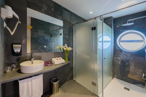 Superior Double Room | Bathroom | Free toiletries, hair dryer, bidet, towels