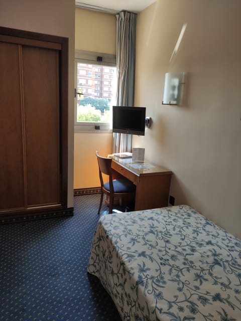 Room, 1 Twin Bed | In-room safe, desk, iron/ironing board, free WiFi