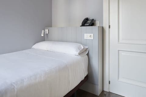 Single Room | Minibar, in-room safe, desk, blackout drapes