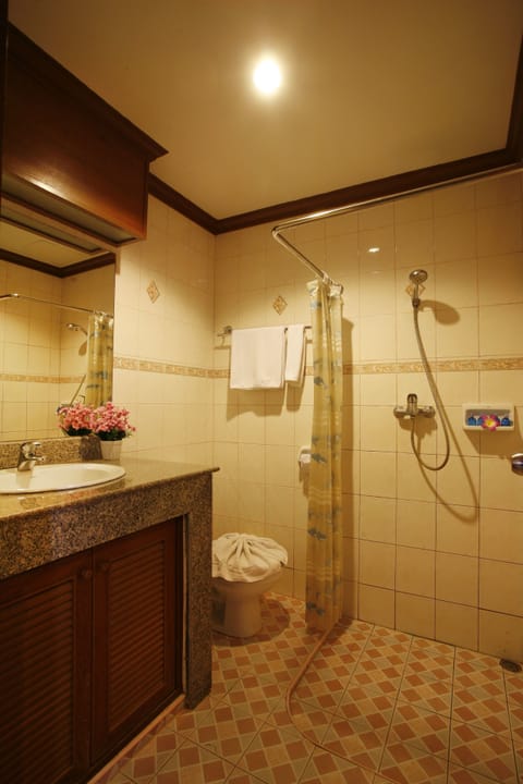 Standard Room | Bathroom | Free toiletries, hair dryer, towels