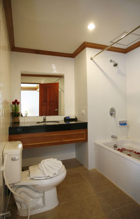 Deluxe Room | Bathroom | Free toiletries, hair dryer, towels