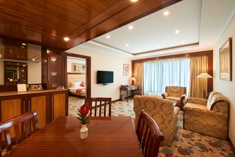 Deluxe Suite | Living area | LCD TV, fireplace