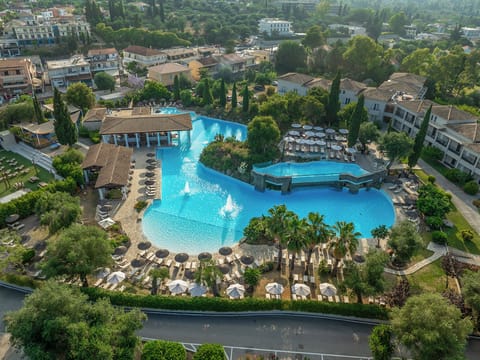 4 outdoor pools, open 10:00 AM to 6:00 PM, pool umbrellas, sun loungers