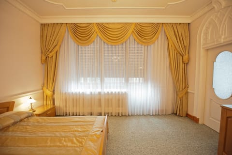 Executive Suite | Minibar, in-room safe, individually decorated, individually furnished