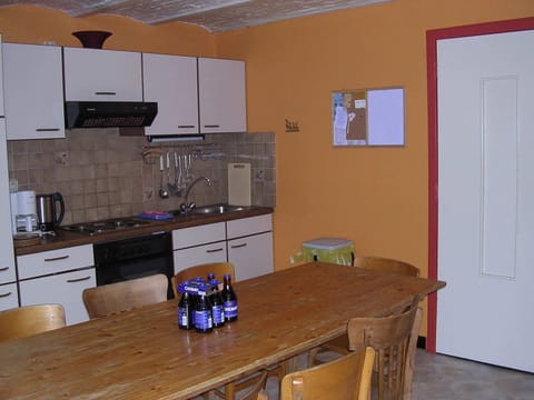 Cottage | Private kitchen | Microwave, dishwasher, coffee/tea maker
