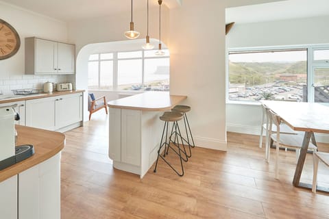 Burnsyde Beach House, Saltburn-by-the-Sea - Host & Stay
