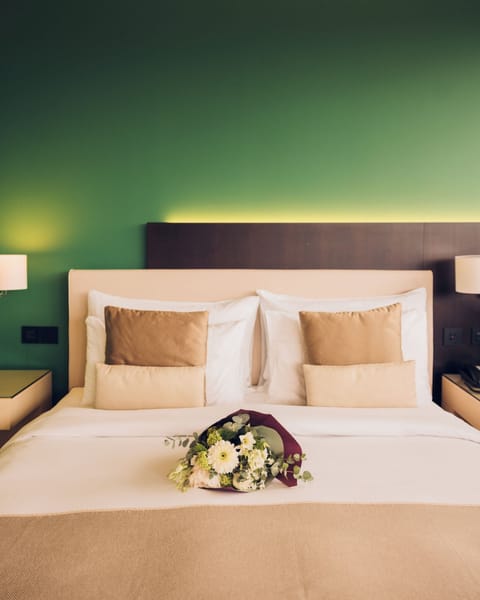 Premium Room, 1 King Bed | Premium bedding, minibar, in-room safe, desk