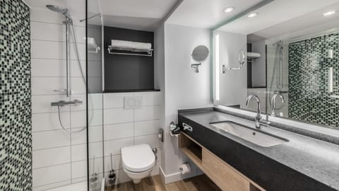 Combined shower/tub, hair dryer, towels