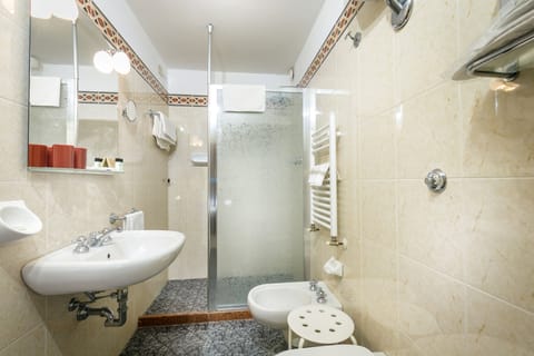 Quadruple Room, 1 Bedroom | Bathroom | Free toiletries, hair dryer, bidet, towels