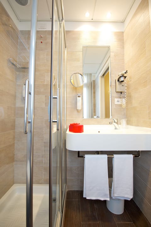 Standard Double Room, 1 Double Bed | Bathroom | Shower, eco-friendly toiletries, hair dryer, bidet