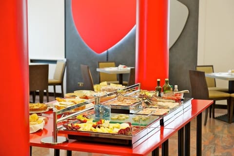 Daily continental breakfast (EUR 8.00 per person)