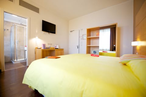 Standard Double Room, 1 Double Bed | In-room safe, desk, free WiFi, bed sheets