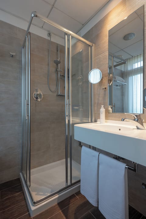 Standard Double Room | Bathroom | Shower, free toiletries, hair dryer, bidet