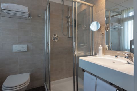 Standard Double Room | Bathroom | Shower, free toiletries, hair dryer, bidet