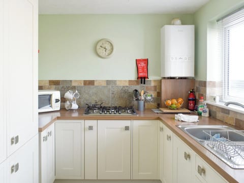 Fully appointed fitted kitchen | Britannia Way, Westward Ho!