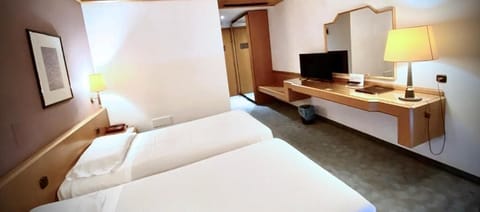 Twin Room | 1 bedroom, minibar, in-room safe, desk