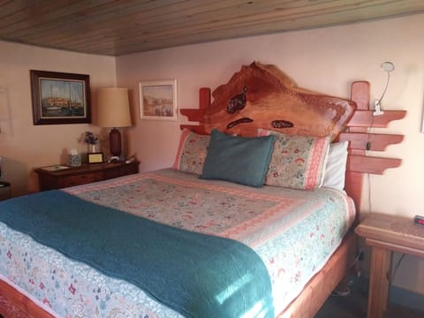 Standard Room, 1 King Bed (Room 2) | Individually decorated, individually furnished