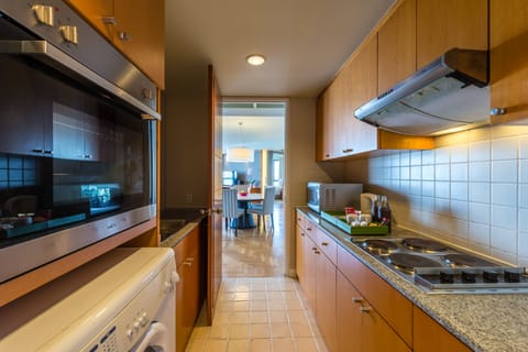 Grand Deluxe 3-Bedroom Twin | Private kitchen | Full-size fridge, microwave, stovetop, electric kettle