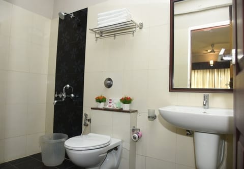 Deluxe Room, 1 Double Bed | Bathroom | Shower, rainfall showerhead, free toiletries, slippers