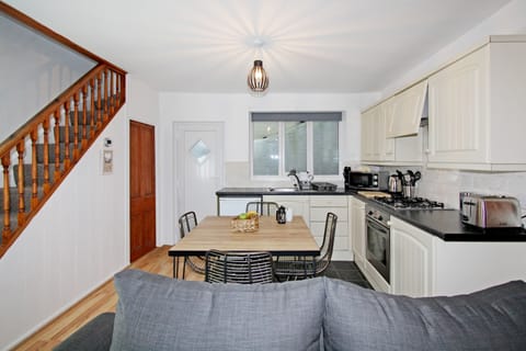Bwthyn Cloch Glas (Blue Bell cottage) - lounge to dining kitchen view