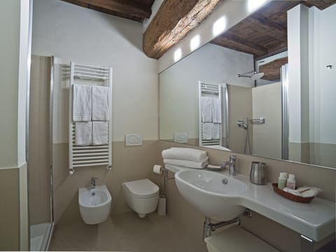 Junior Suite, Terrace | Bathroom | Shower, free toiletries, hair dryer, bidet