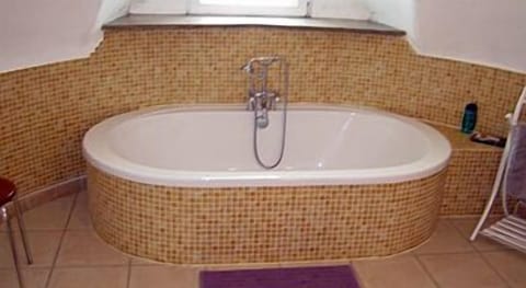 Deep soaking bathtub