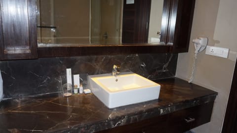 Luxury Studio Suite, 1 King Bed, Refrigerator, Mountain View | Bathroom sink