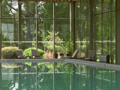 Indoor pool, sun loungers