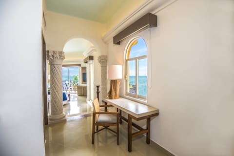 Premium Suite, 1 Bedroom, Oceanfront (Master) | Minibar, in-room safe, desk, blackout drapes