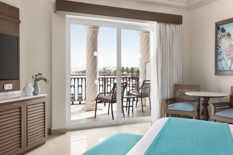 Junior Suite, 1 King Bed, Ocean View | Minibar, in-room safe, desk, blackout drapes