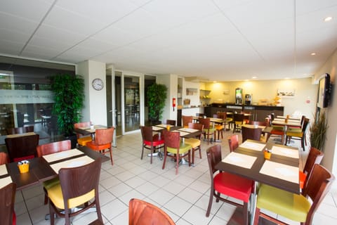 Daily continental breakfast (EUR 11.9 per person)