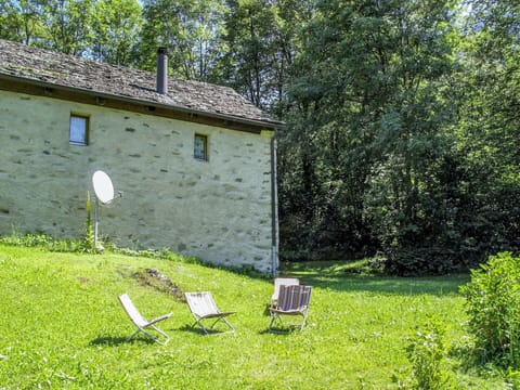 Property, Land Lot, Grass, House, Tree, Grass Family, Rural Area, Cottage, Meadow, Building