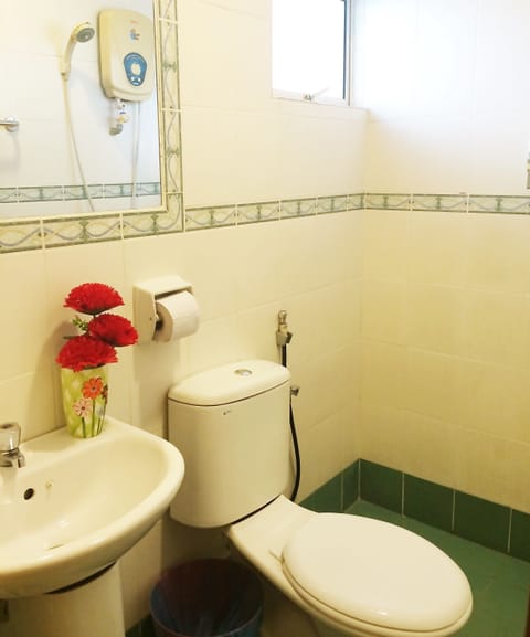 Single No Window | Bathroom | Shower, bidet, towels