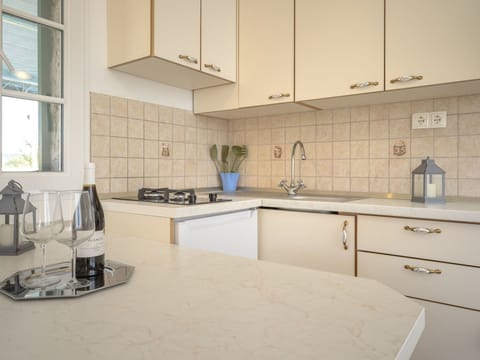 Countertop, Room, Property, White, Kitchen, Furniture, Cabinetry, Tile, Interior Design, Building