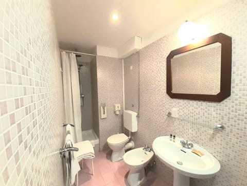 Double Room | Bathroom | Shower, free toiletries, hair dryer, towels