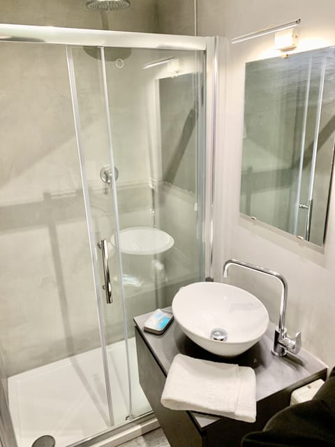 Double Room | Bathroom | Shower, free toiletries, hair dryer, towels