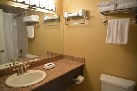 Studio, 1 Queen Bed, Kitchenette | Bathroom | Combined shower/tub, hair dryer, towels