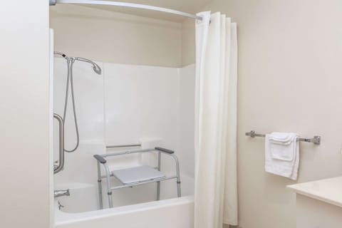 Combined shower/tub, free toiletries, hair dryer, towels