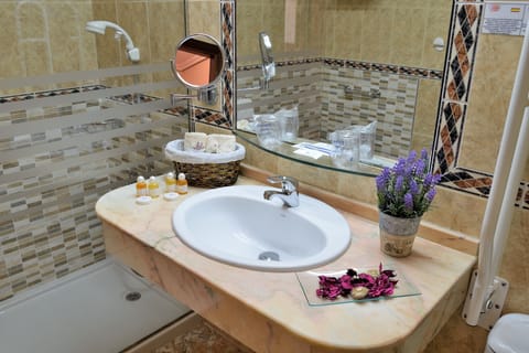 Triple Room | Bathroom sink