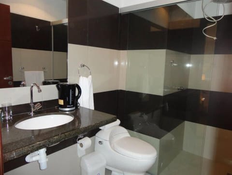 Standard Double Room | Bathroom | Shower, rainfall showerhead, free toiletries, towels