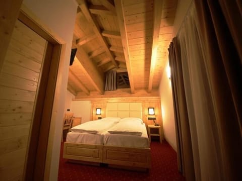 Comfort Double Room, Mountain View | Down comforters, memory foam beds, in-room safe, individually furnished