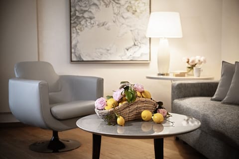 Premium bedding, down comforters, minibar, in-room safe