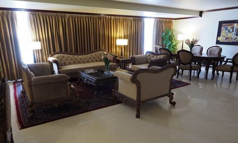 Deluxe Suite, 1 King Bed, Club Lounge Access | Minibar, in-room safe, desk, blackout drapes