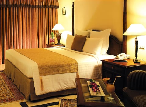Superior Double Room | Minibar, in-room safe, desk, blackout drapes