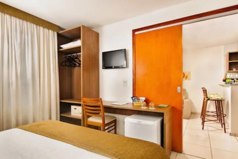 Executive Suite | Minibar, in-room safe, desk, laptop workspace