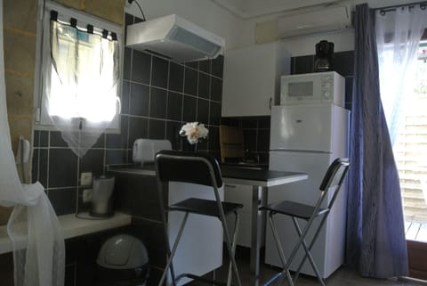 Economy Studio | Private kitchen | Coffee/tea maker, electric kettle