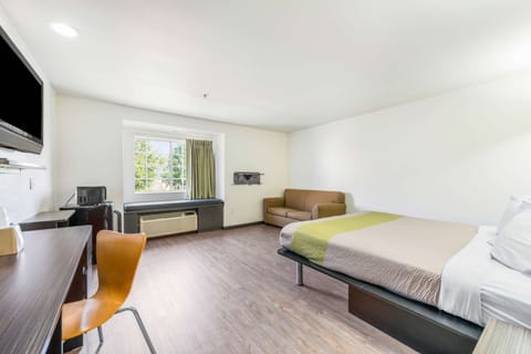 Deluxe Room, 1 King Bed, Non Smoking | Desk, laptop workspace, blackout drapes, free WiFi